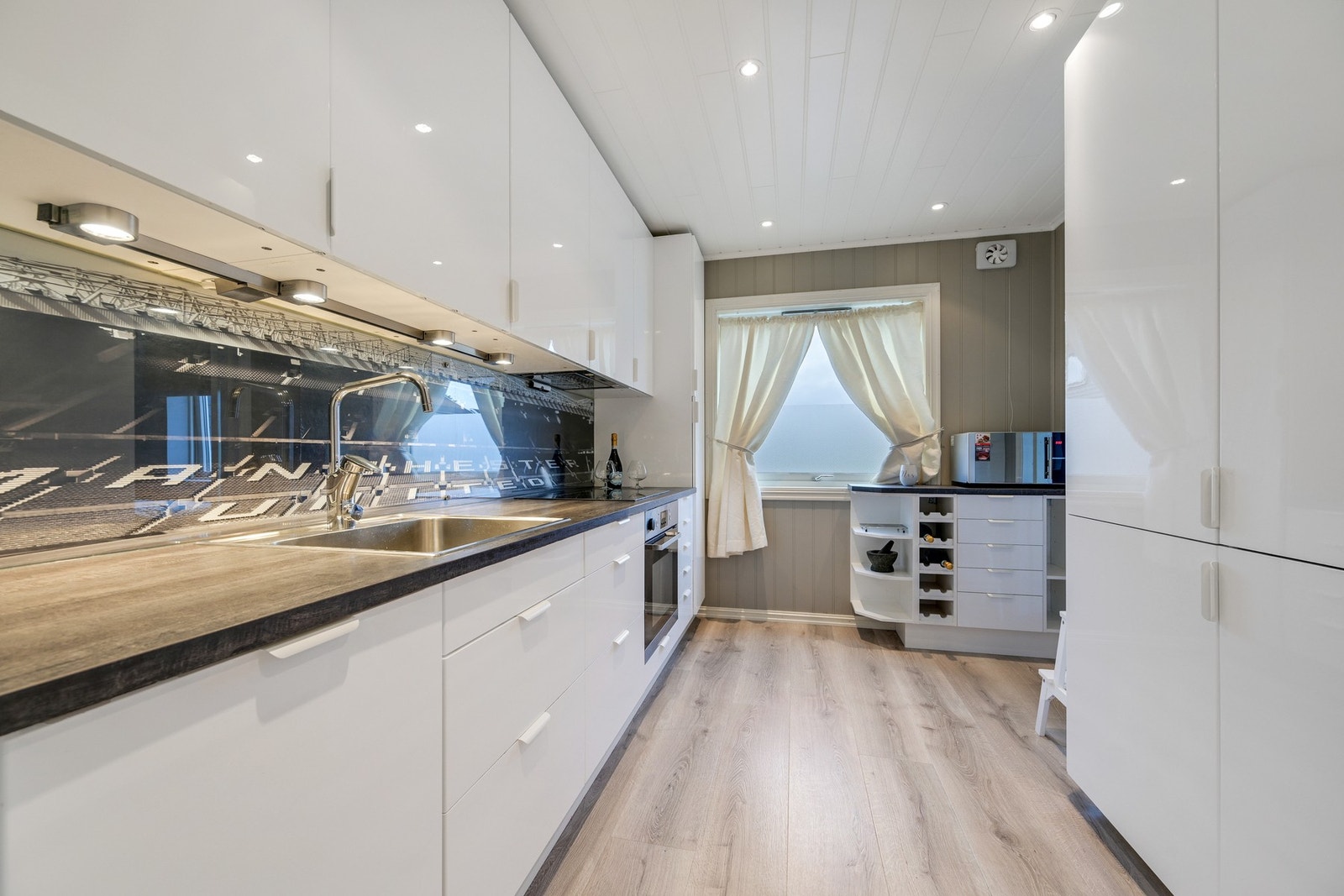 Pent kjøkken med integrerte hvitevarer. Galleribilde