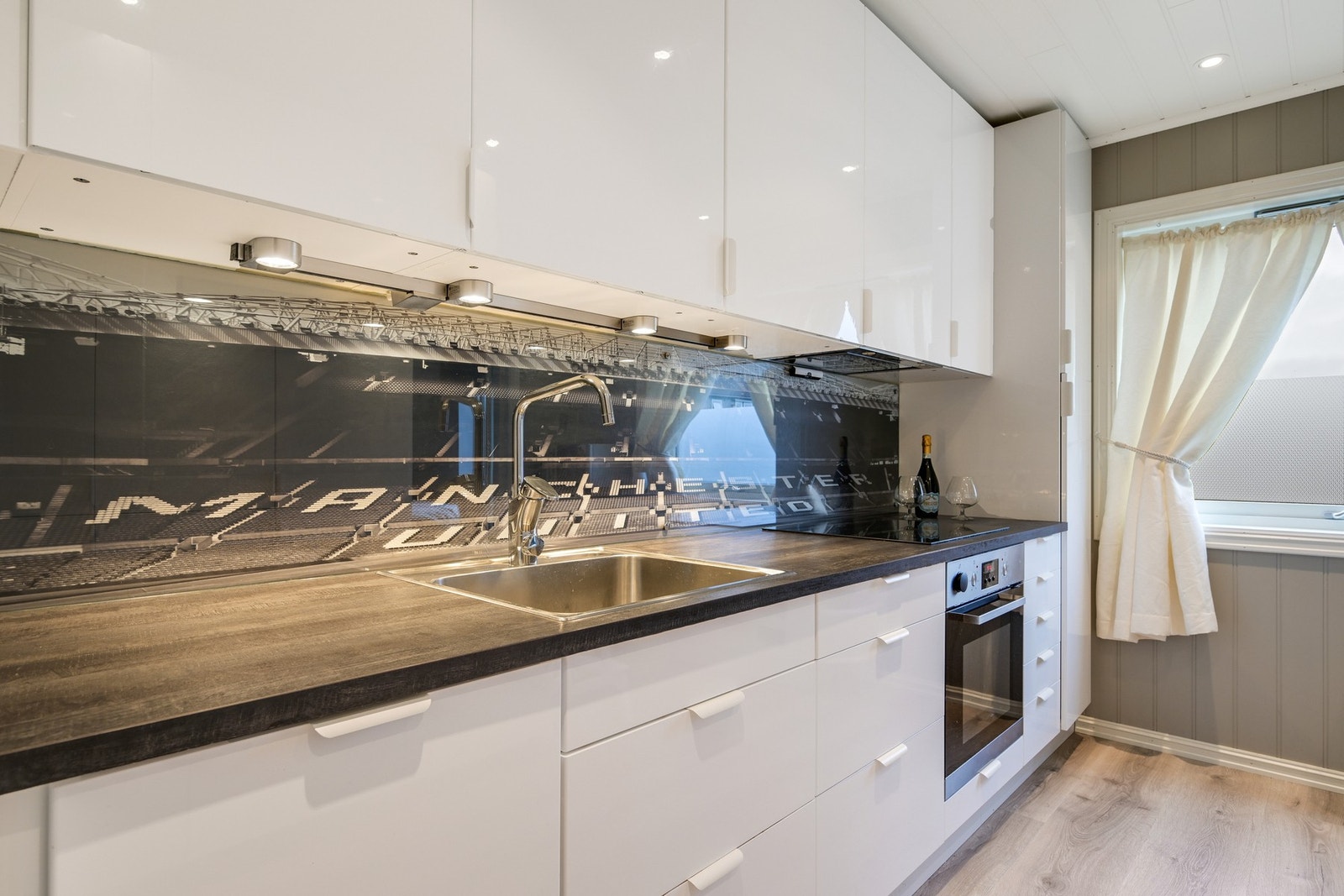 Pent kjøkken med integrerte hvitevarer. Galleribilde