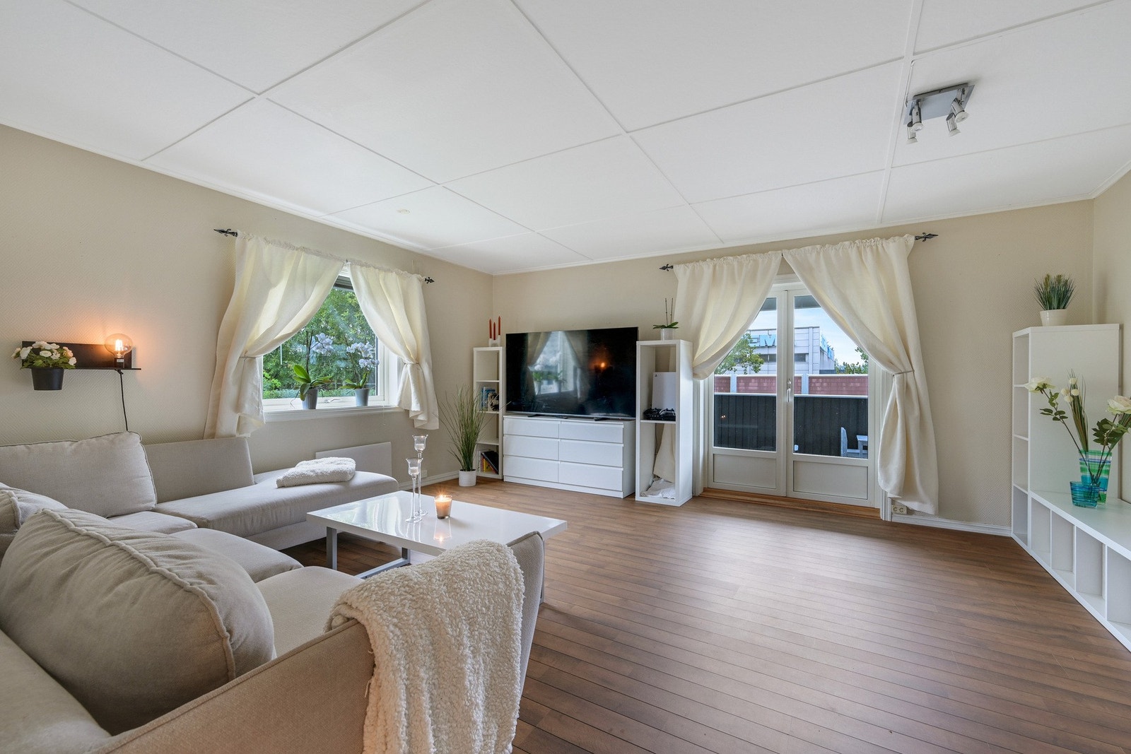 Lys og trivelig stue med utgang til overbygd balkong samt egen hage. Galleribilde