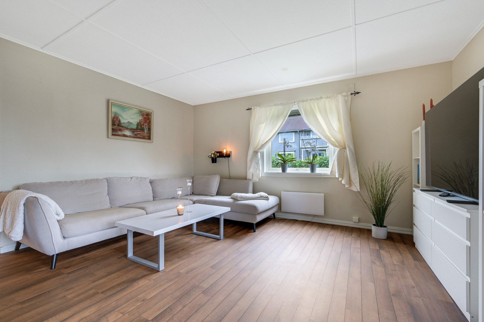 Lys og trivelig stue med utgang til overbygd balkong samt egen hage. Galleribilde