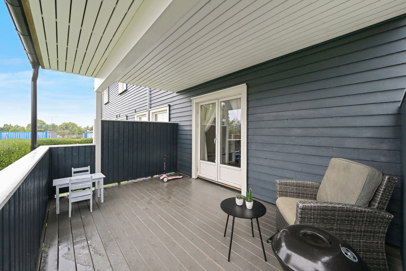 Overbygd balkong med sjøutsikt. Galleribilde