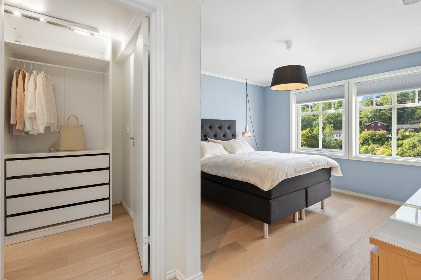 Soverom med god plass til dobbeltseng - garderoberom Galleribilde