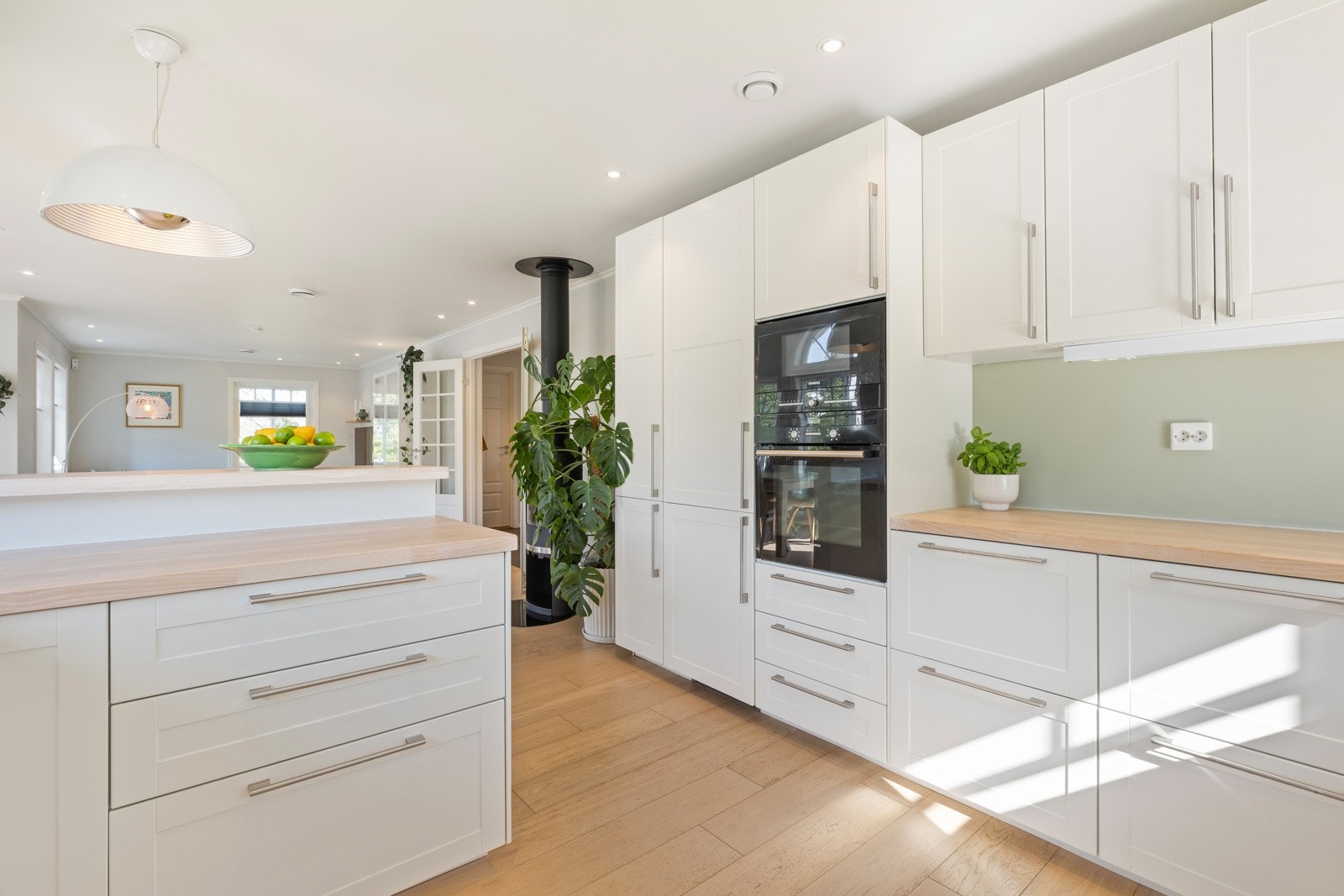 Integrert oppvaskmaskin, stekeovn og mikrobølgeovn plassert i høyskap - nedfelt induksjonstopp - integrert kjøleskap med fryser(fra 2020) Galleribilde