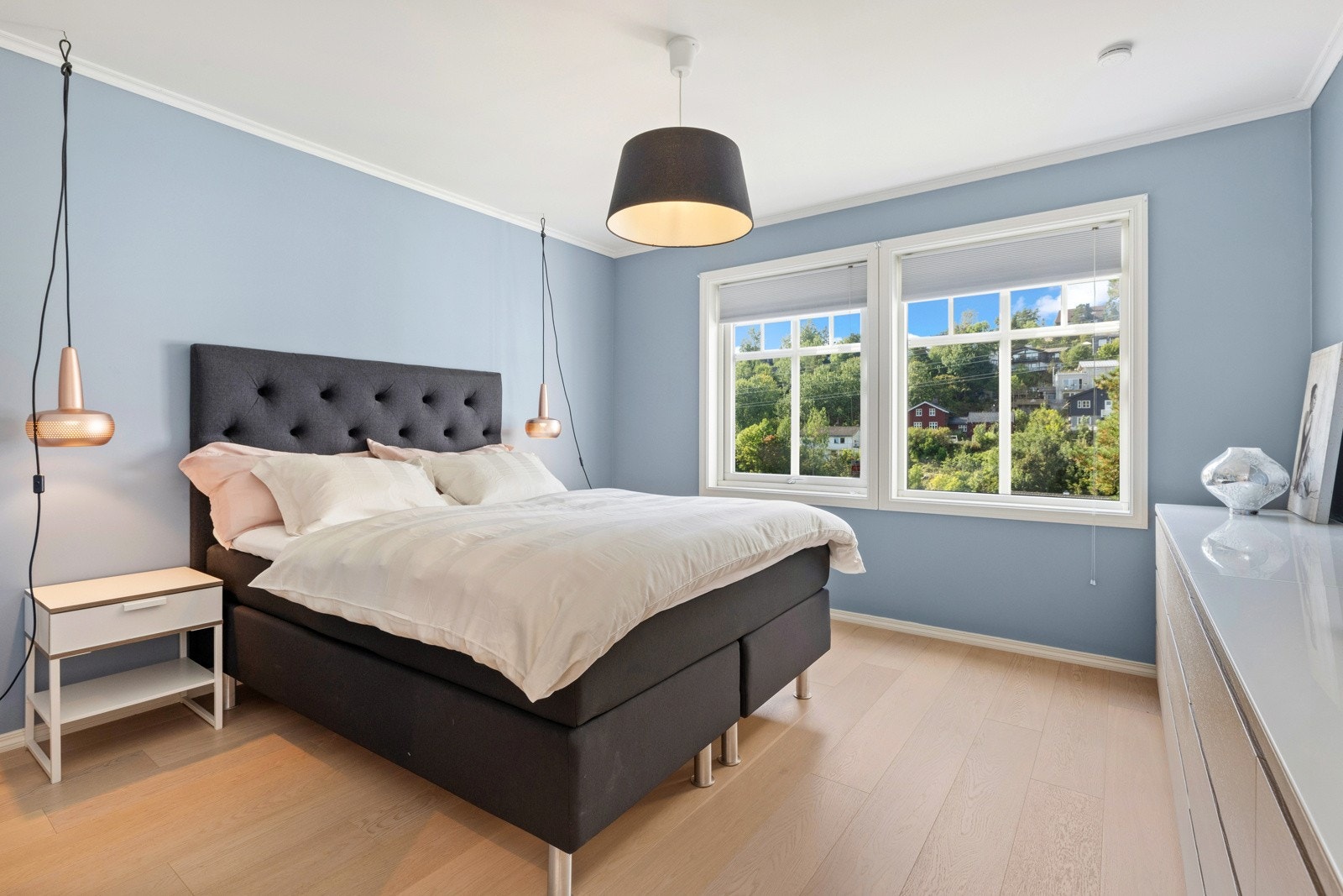 Soverom med god plass til dobbeltseng - garderoberom Galleribilde