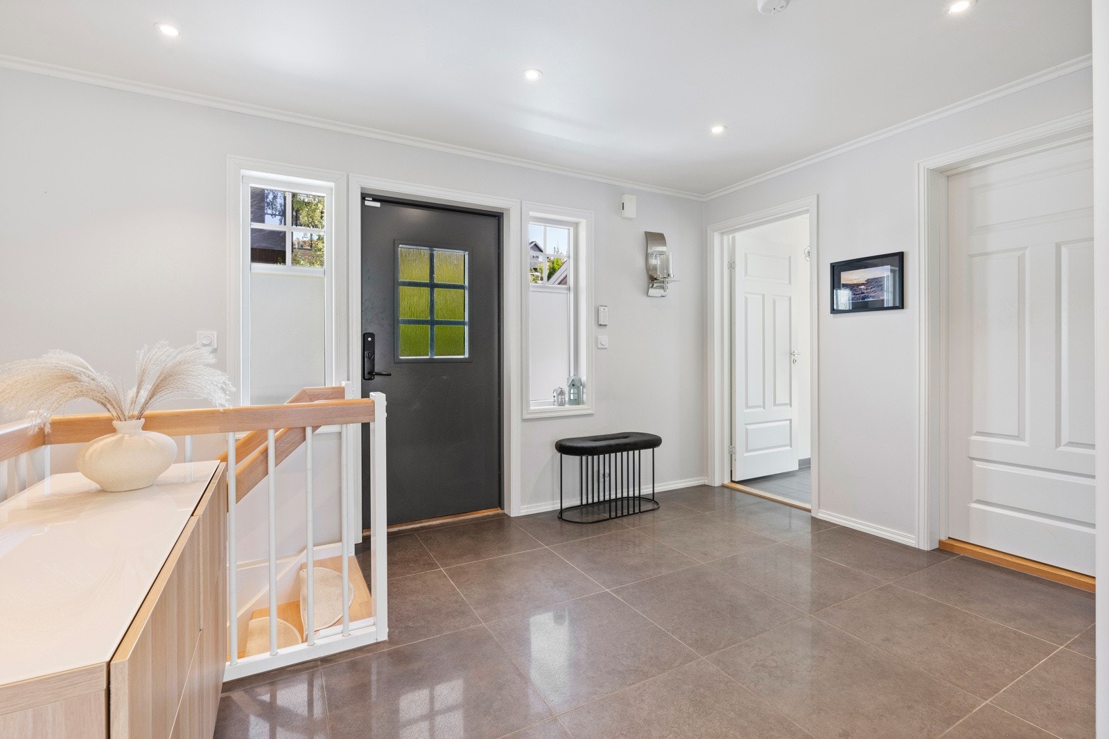 Fliser i gangen med behagelig gulvvarme - downlights i himling Galleribilde