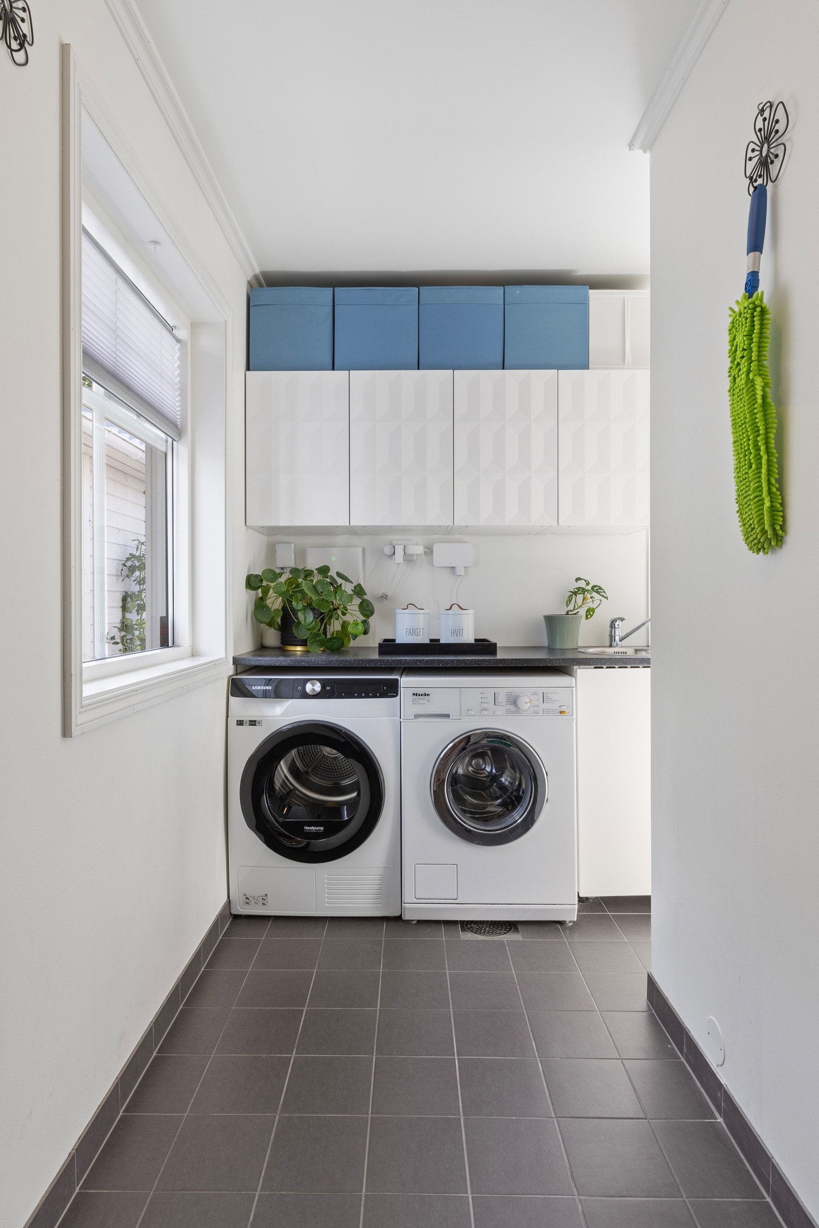 Praktisk vaskerom i tilknytning til entréen - innredning med glatte fronter og laminert benkeplate - opplegg for vaskemaskin - gulvvarme Galleribilde