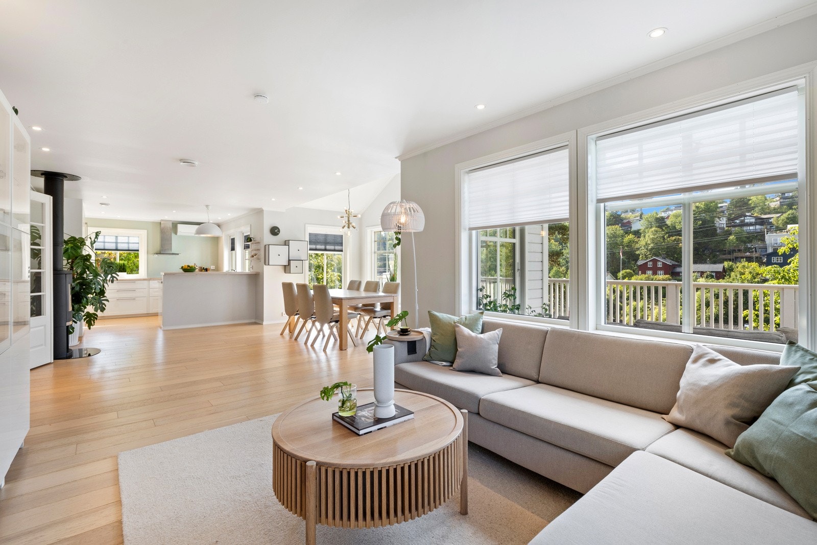 Stor og lys stue i 1. etasje Galleribilde