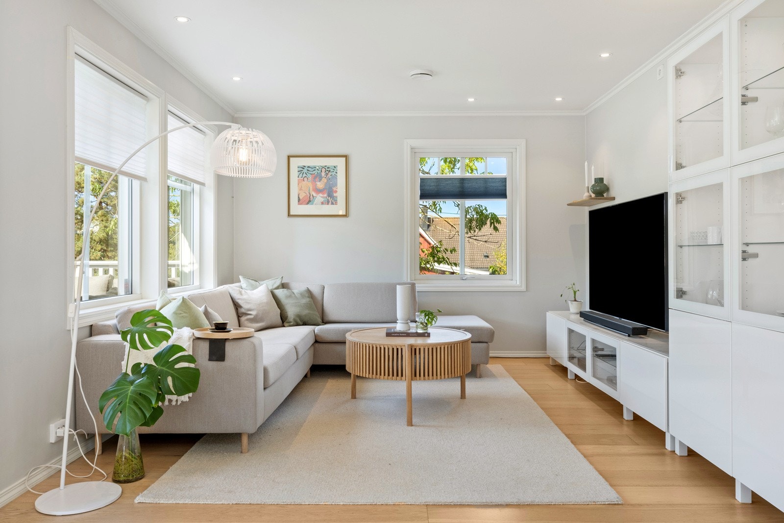 God plass til sofagruppe med tilhørende møblement - utgang til veranda fra stuen Galleribilde