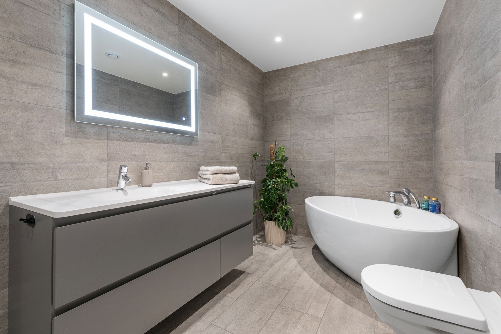 Bad i underetasjen - badekar - vegghengt toalett - vegghengt innredning med heldekkende servant Galleribilde