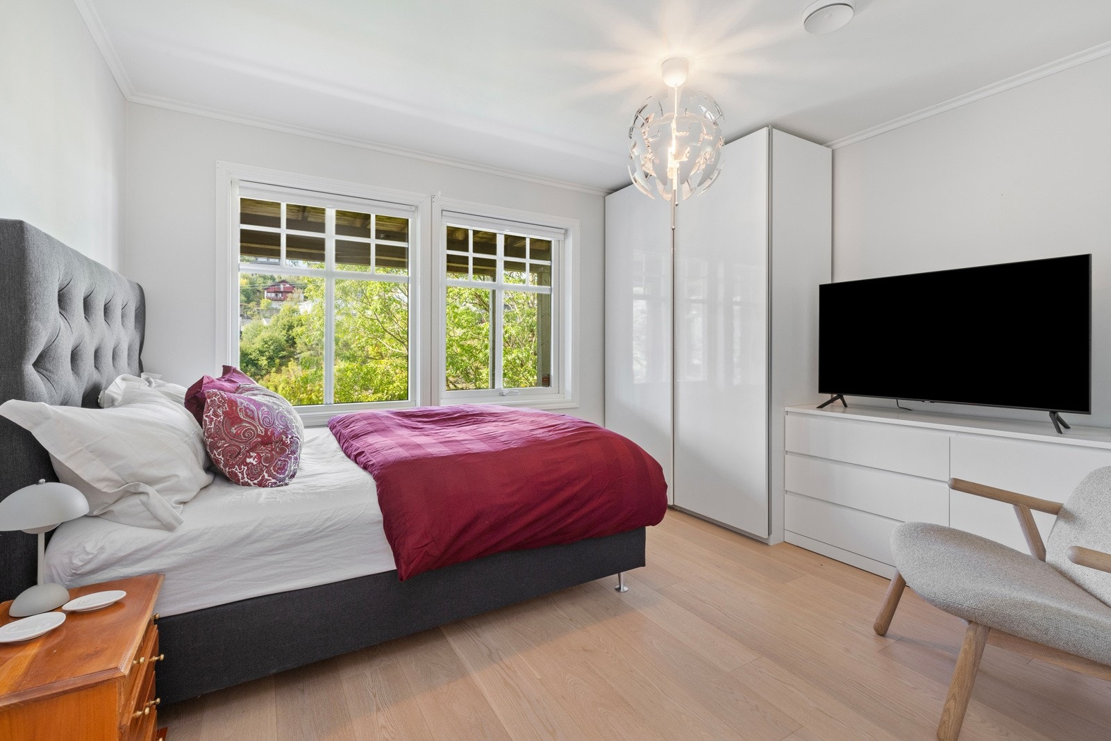 Soverom med garderobeskap Galleribilde