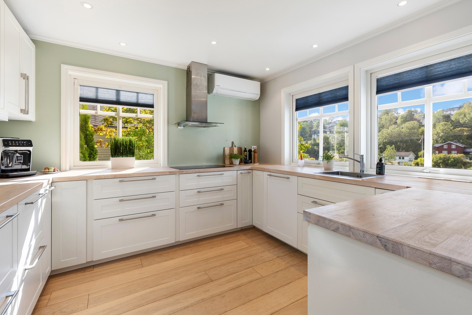 Innredning med profilerte fronter og heltre benkeplate - nedfelt oppvaskkum i rustfritt stål - stikkontakter og belysning over benkeplate Galleribilde