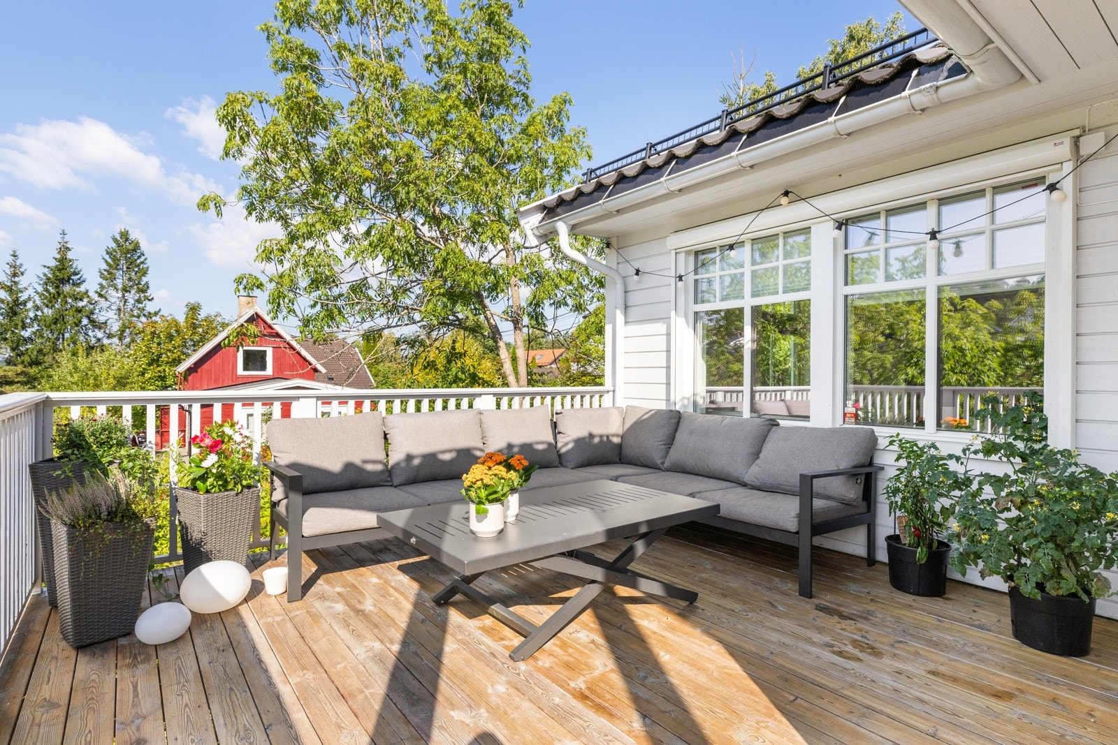 Verandaen er delvis overbygget, vestvendt og måler 22 kvm - belagt med terrassebord - rekkverk av trekonstruksjoner. Galleribilde