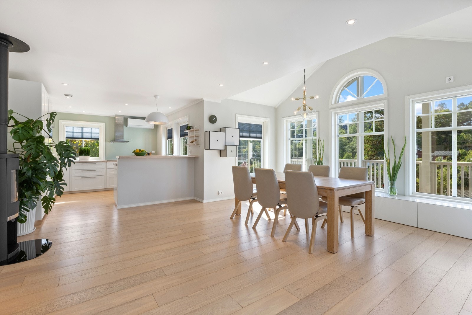 Store vindusflater mot vest sikrer rikelig med lys i boligen - det er installert solskjerming på vinduene Galleribilde