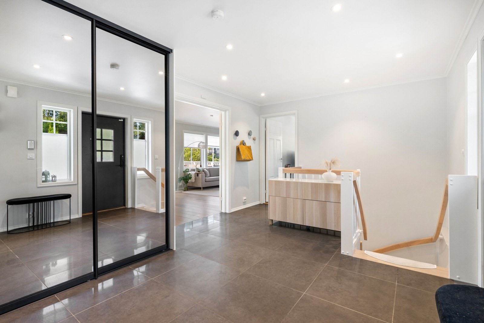 Skyvedørsgarderobe med speilfronter - trapp ned til underetasjen Galleribilde