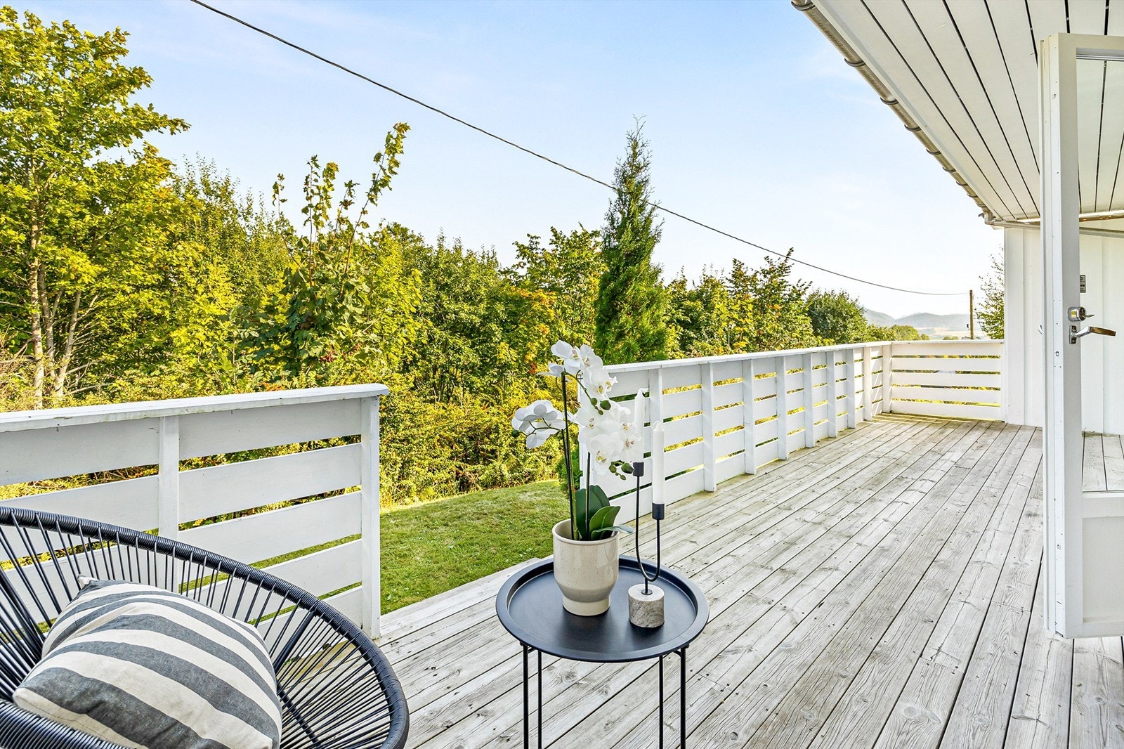 Yttertaktekke, malt fasade og opparbeidet gårdsplass i 2023 Galleribilde