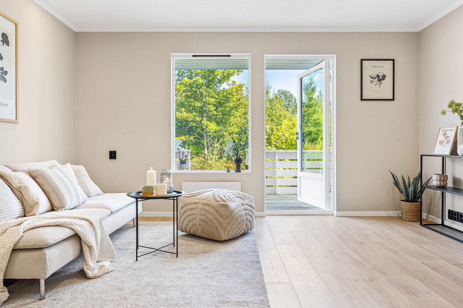 Åpen kjøkken- og stueløsning med sofaområde samt spiseplass Galleribilde