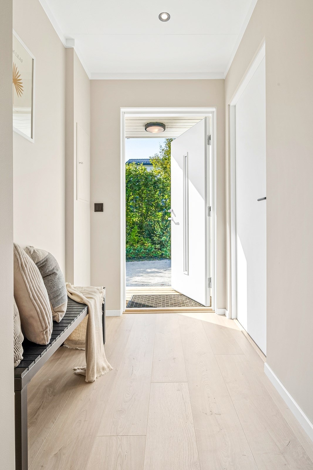 Entré med laminat på gulv, malt panel på vegger og malte plater i himling Galleribilde