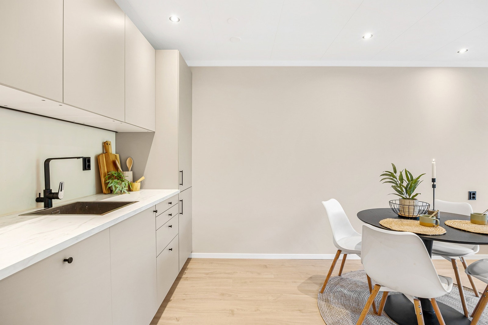 Pen IKEA kjøkkeninnredning fra 2024 med helintegrerte hvitevarer Galleribilde