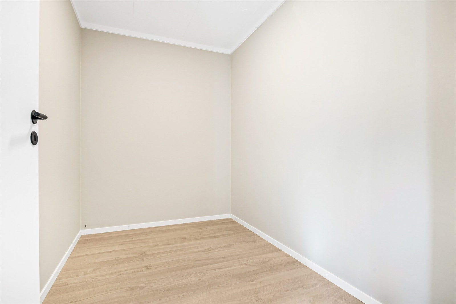 Lagringsplass i innebod, utebod og uinnredet kaldtloft Galleribilde