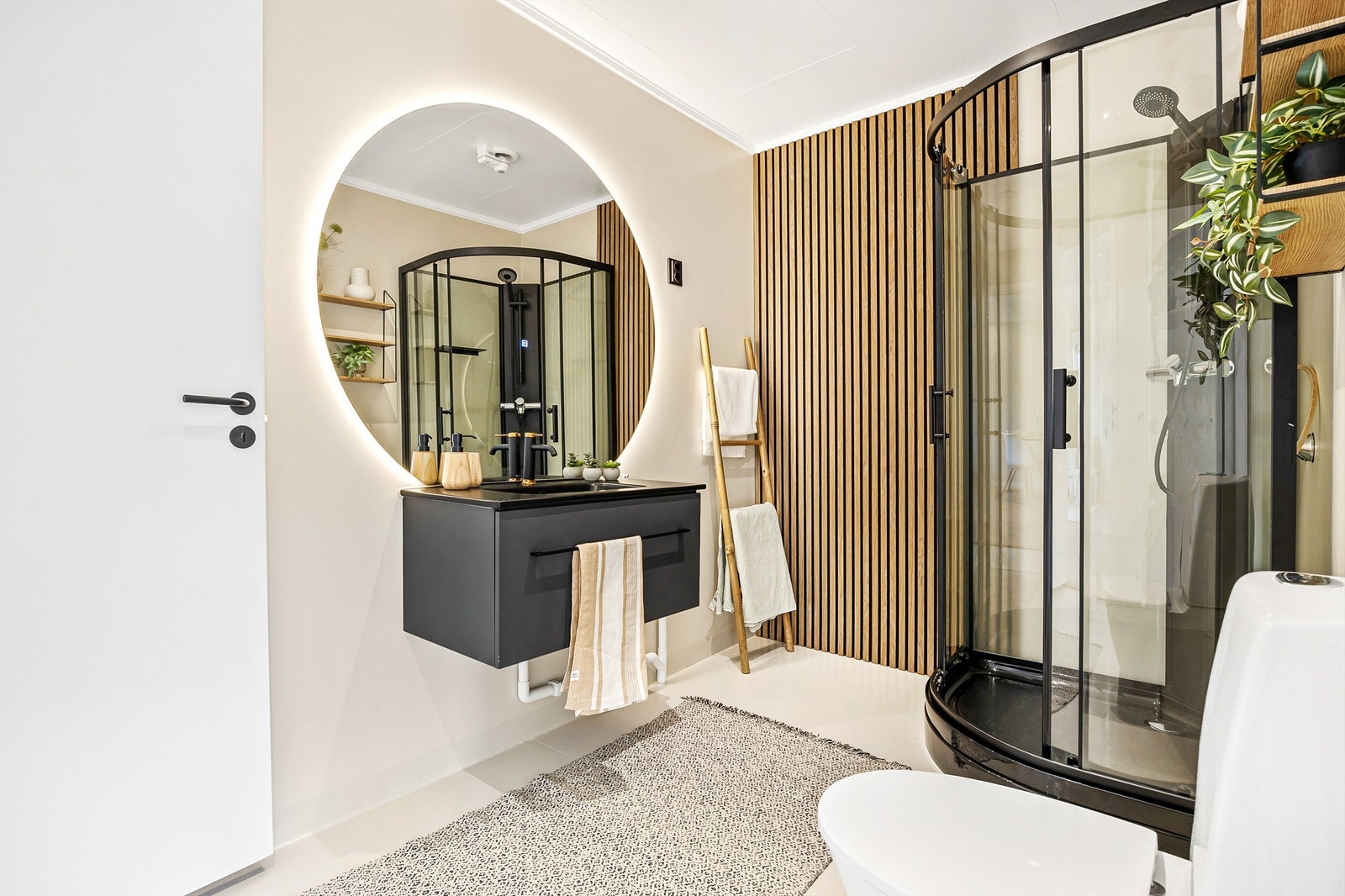 Baderomsinnredning, sanitærinstallasjoner og avtrekksvifte fra 2023 Galleribilde