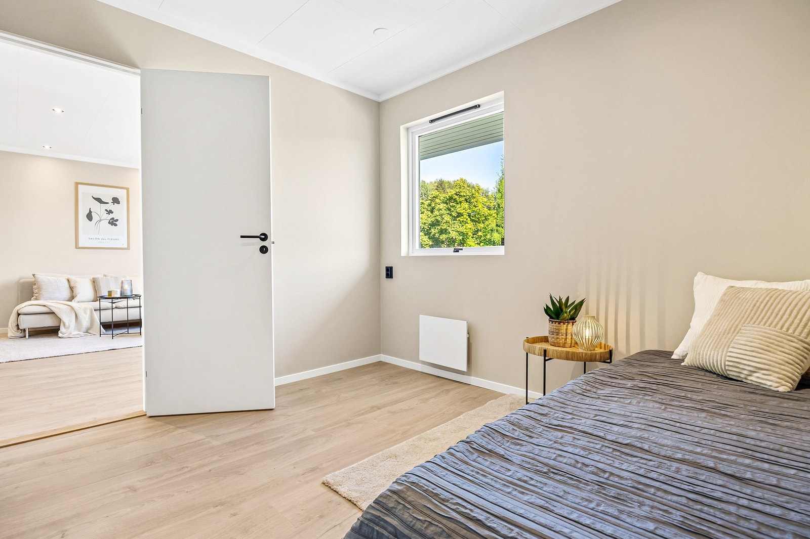 Soverom 2 med laminat på gulv, malte vegger og malte plater i himling Galleribilde