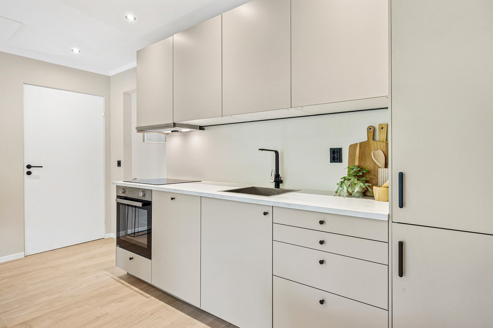 Kjøkkendelen har blitt innlemmet med stuedelen og er opprinnelig byggemeldt som boder, se punkt om ferdigattest for mer informasjon Galleribilde