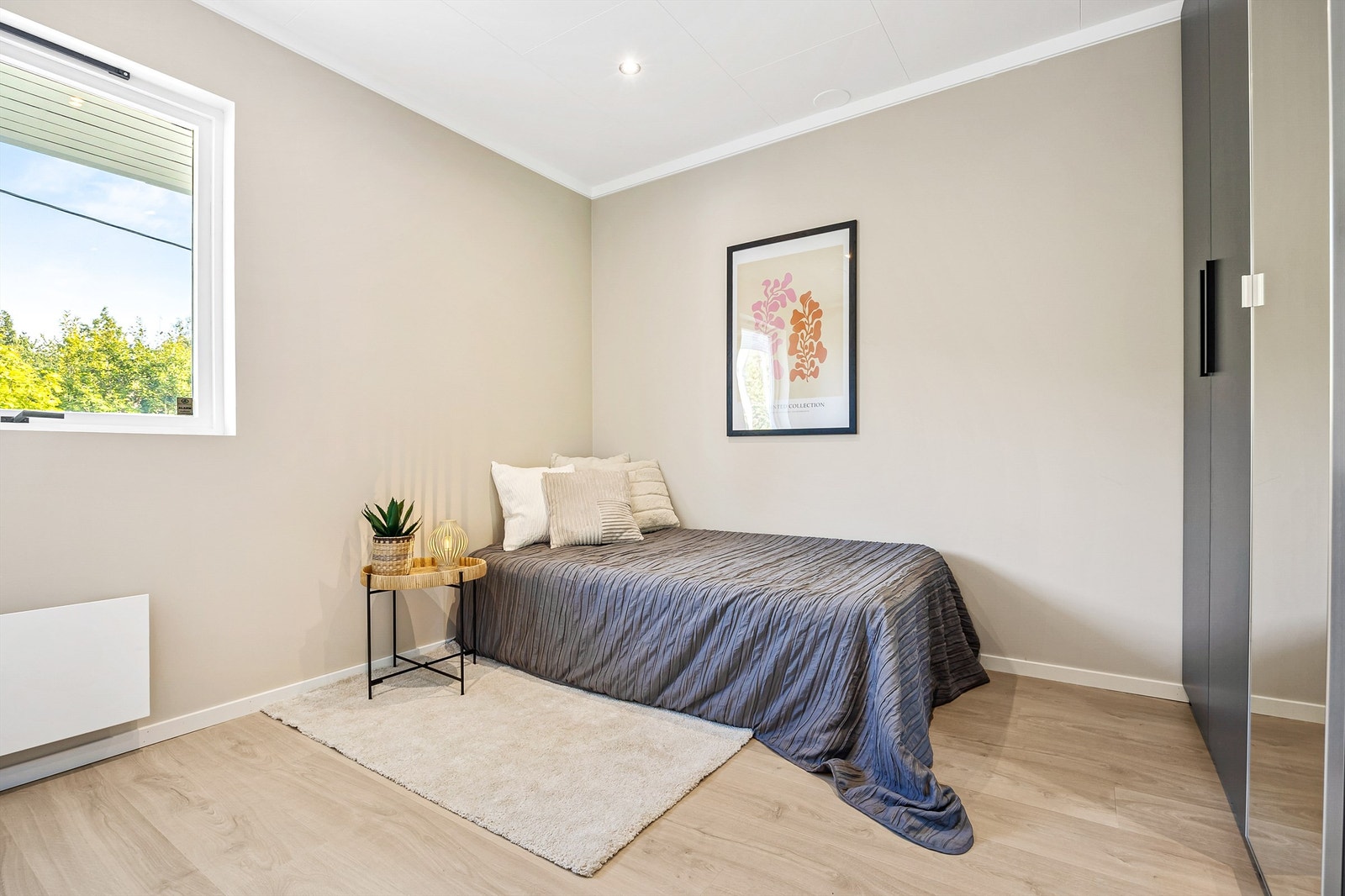 Soverom 2 med garderobeskap i sort og glatt utførelse samt speilfront Galleribilde