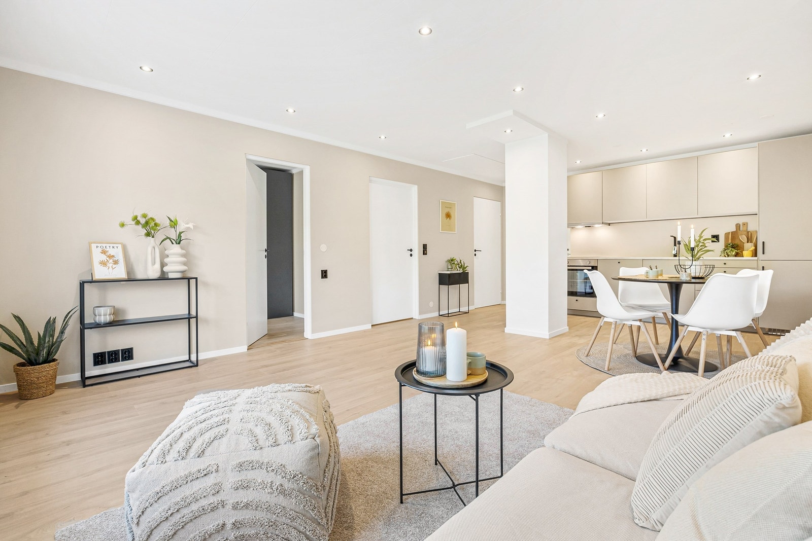 Stikkontakter og deksler til brytere er skiftet i 2024 Galleribilde