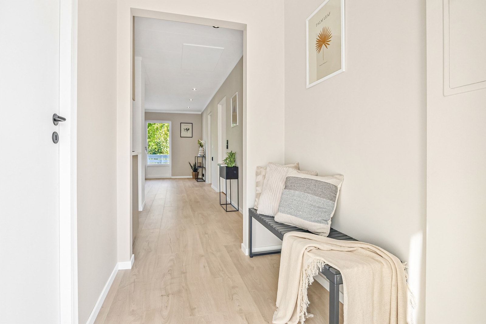 Sikringsskap med automatsikringer plassert i entré Galleribilde