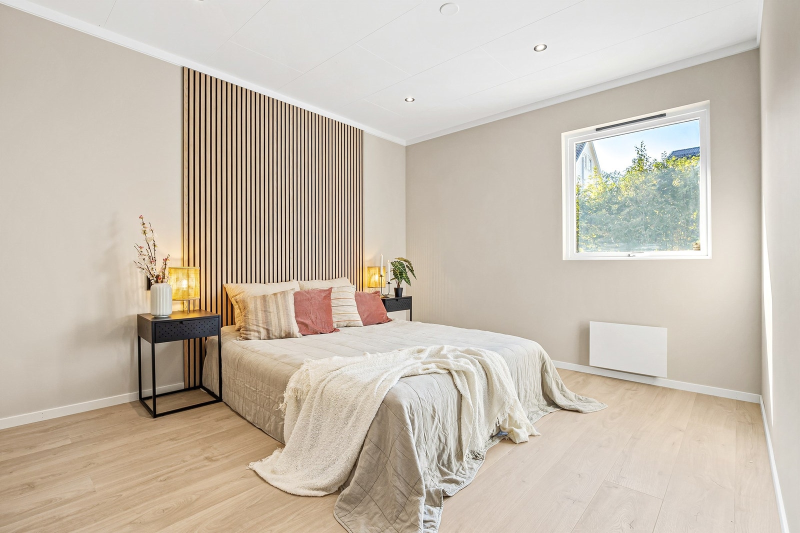 Soverom 1 med laminat på gulv, malte vegger (én spilevegg) og malte plater i himling Galleribilde