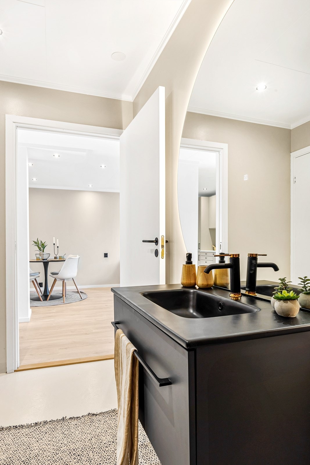 Badet har downlights i tak, gulvvarme og dusjkabinett Galleribilde