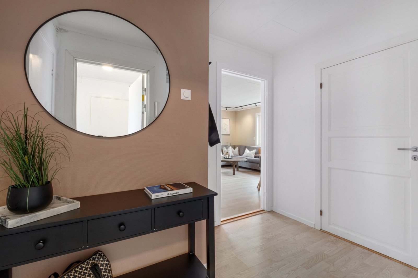 Entré/gang med plass til skotøy og yttertøy. Galleribilde