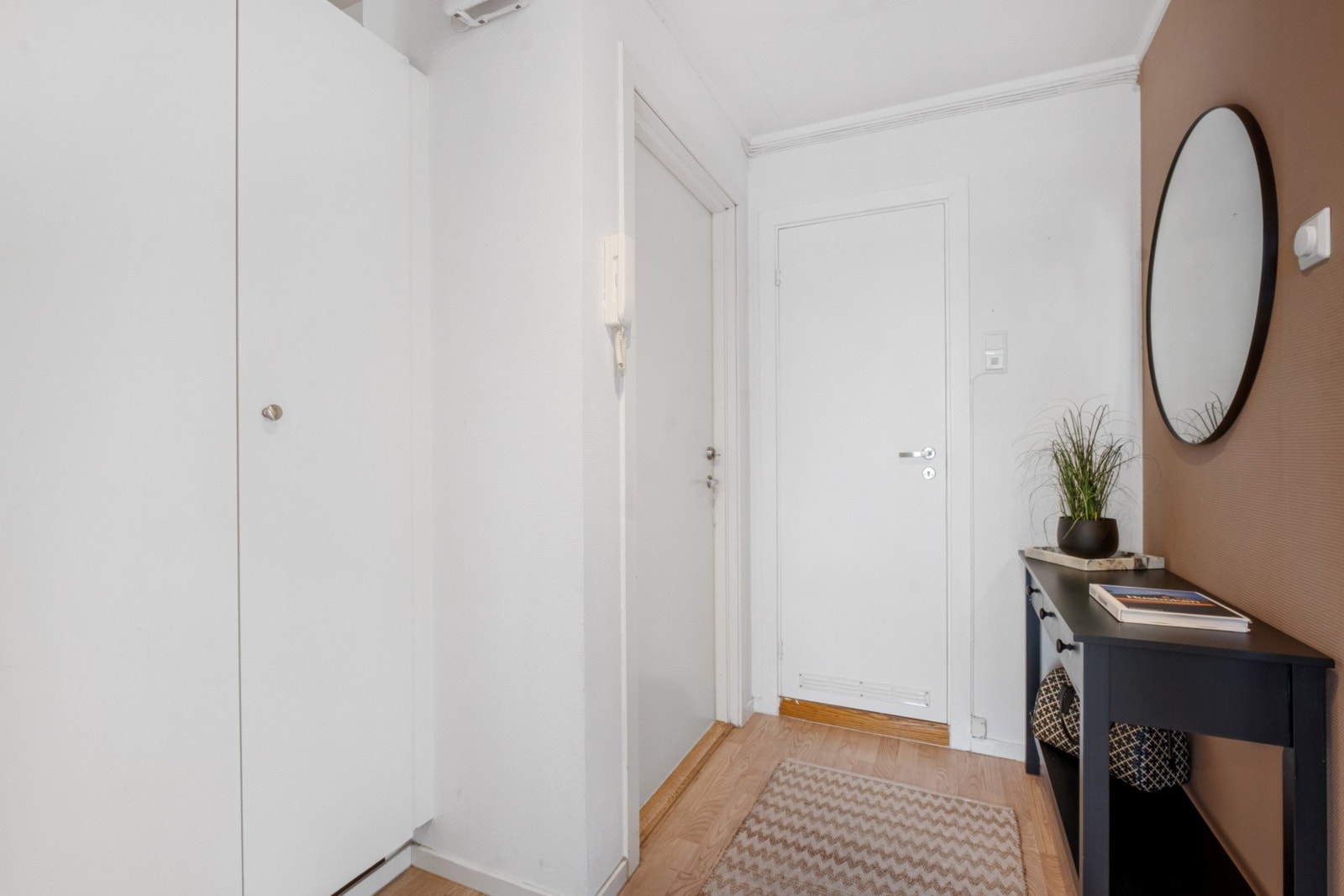 Lys entré med direkte adkomst til bad, soverom og stue. Oppbevaringsplass i garderobeskap. Galleribilde