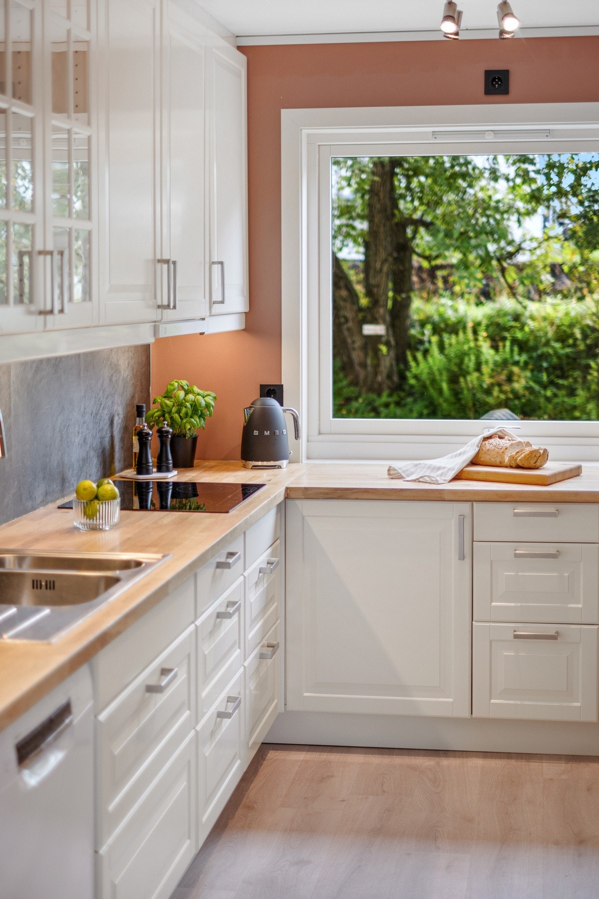 Det er etterisolert 5 cm mot yttervegg ved ombygging av kjøkkenet. Galleribilde