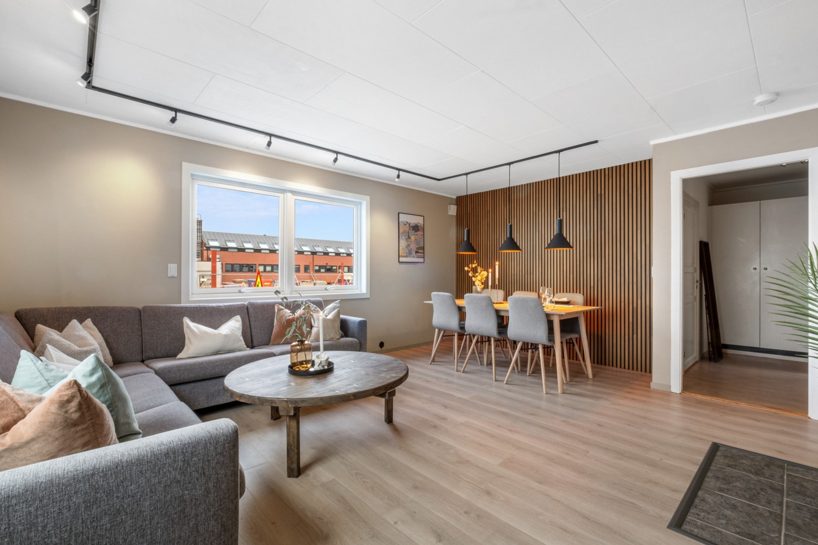 Meget stilren og innbydende stue. Overflater/vegger er moderniserte og det er lagt nytt laminatgulv fra Pergo med varmefolie under. Galleribilde