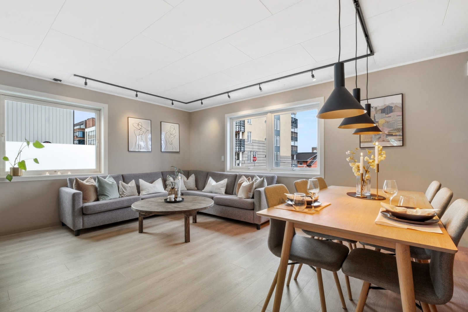 Her finner man enkelt plass til både sitte-og spisegruppe i naturlige soner. Galleribilde