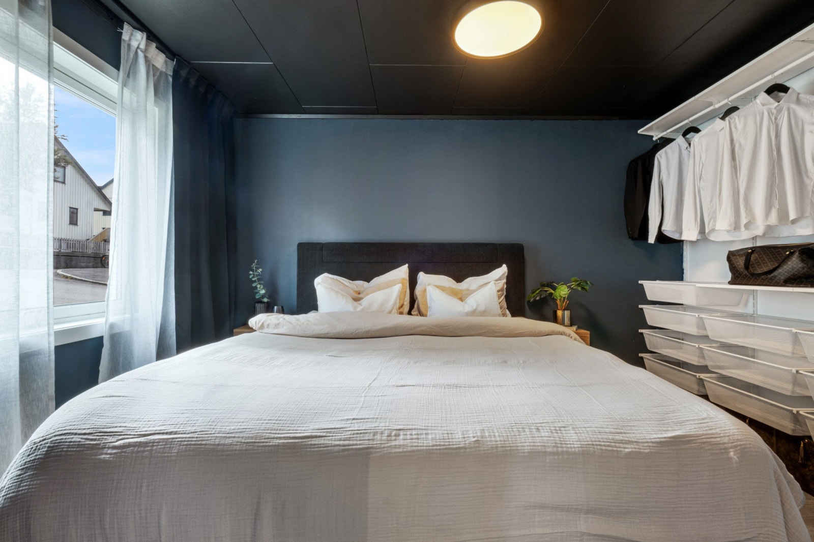 Hovedsoverommet har god plass til dobbeltseng. Vegghengte nattbord kan medfølge om ønskelig. Galleribilde