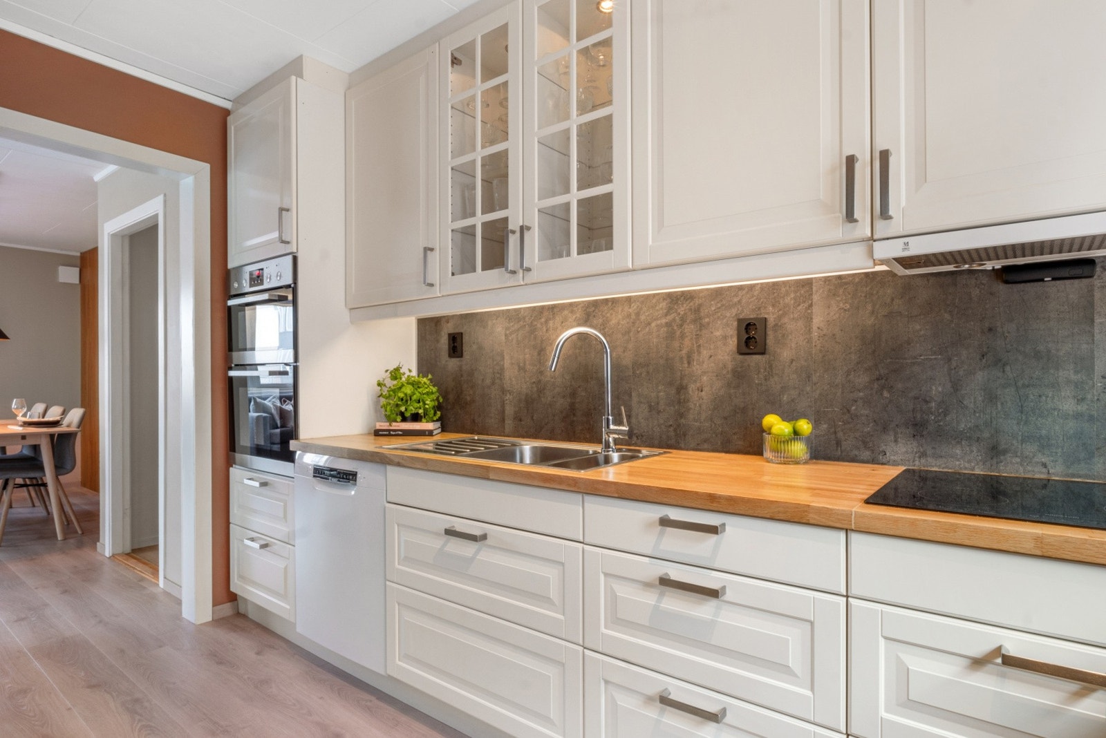 Kjøkkenet er fra Ikea (2015) og har integrert platetopp og 2 stekeovner. Frittstående kjøleskap og oppvaskmaskin kan også medfølge. Galleribilde