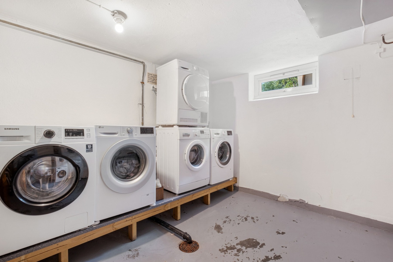 Felles vaskerom i underetasje. Leiligheten har plass til egen vaskemaskin. Galleribilde