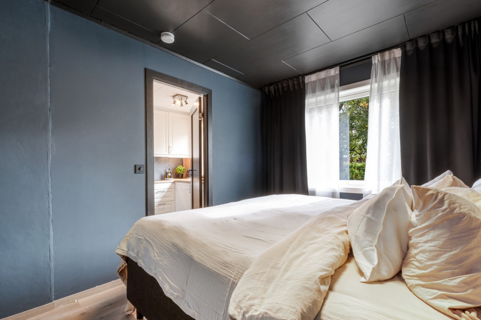 Hovedsoverom med adkomst via kjøkken - også her er det etterisolert 5 cm mot yttervegg. Galleribilde