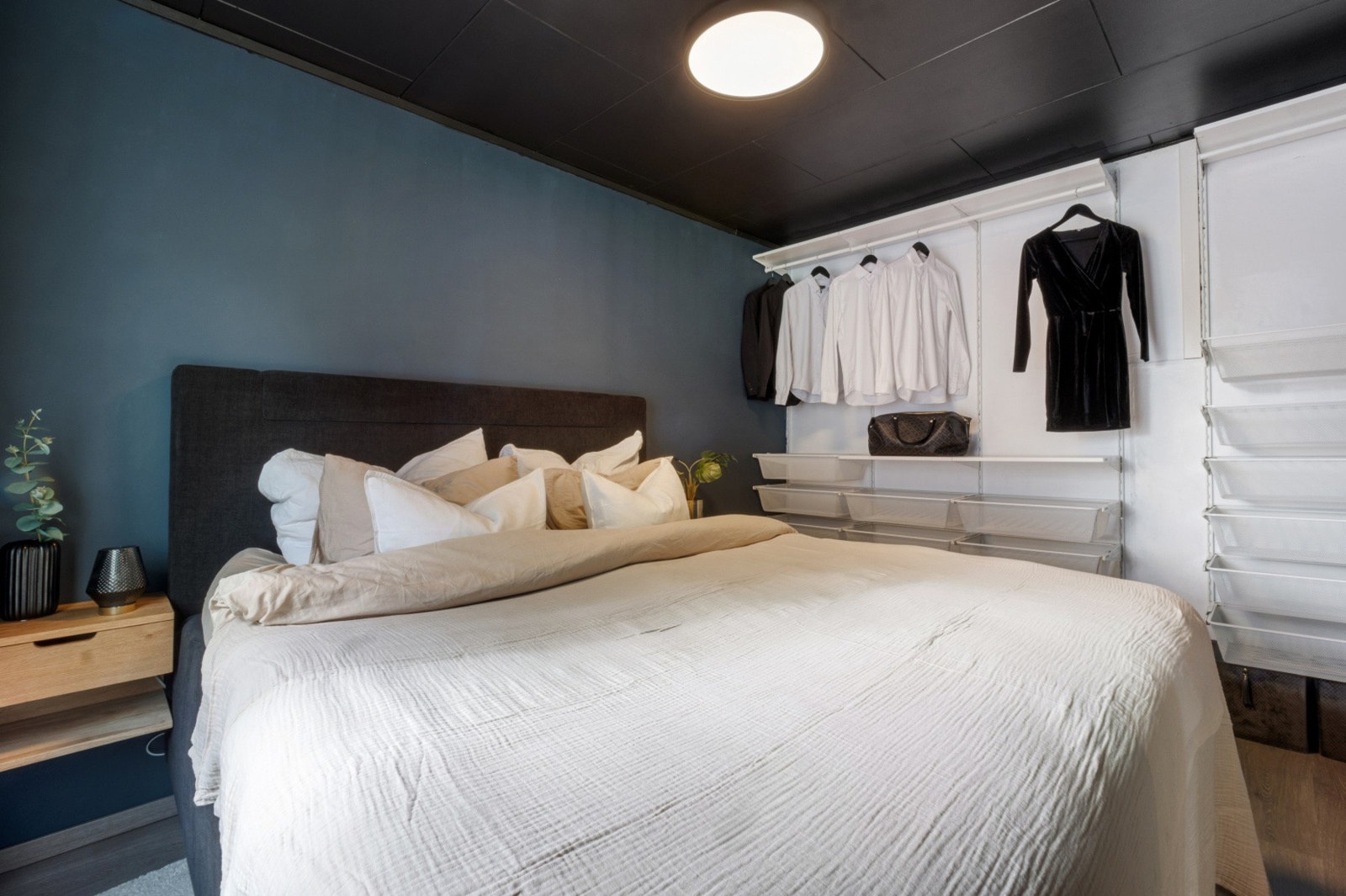 Det er montert åpen garderobeløsning med god lagringsplass til klær. Galleribilde