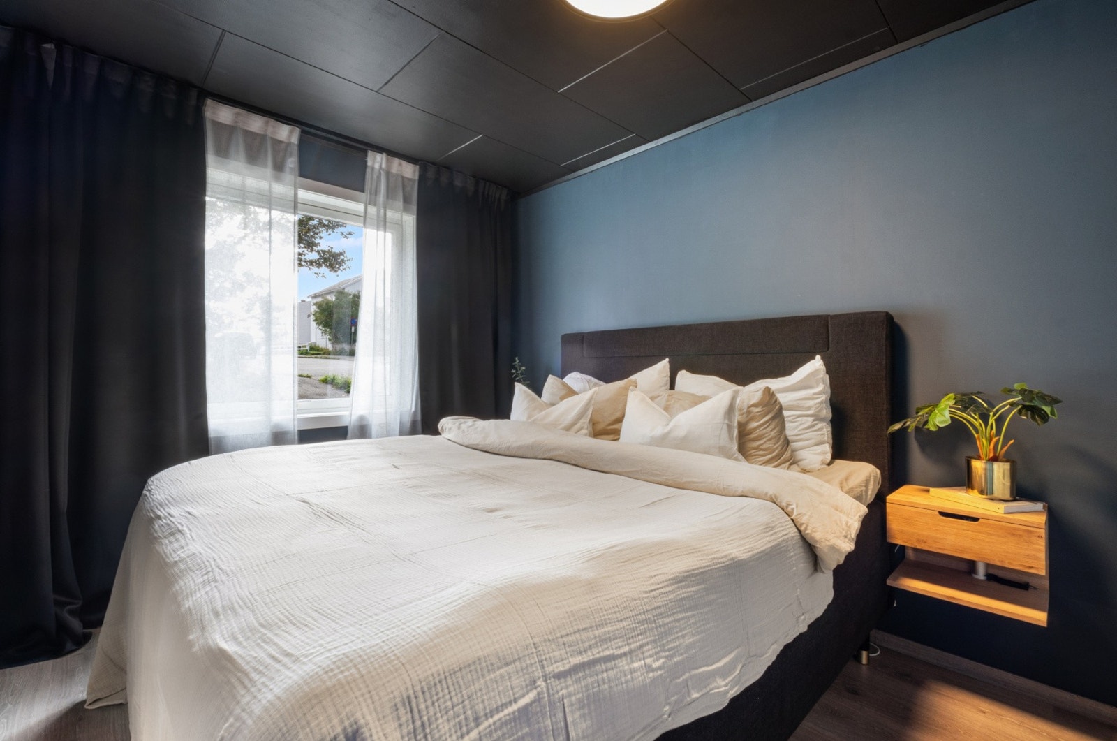 Rommet er holdt i mørke fargetoner og har det samme gulvet som stua/kjøkkenet. Galleribilde