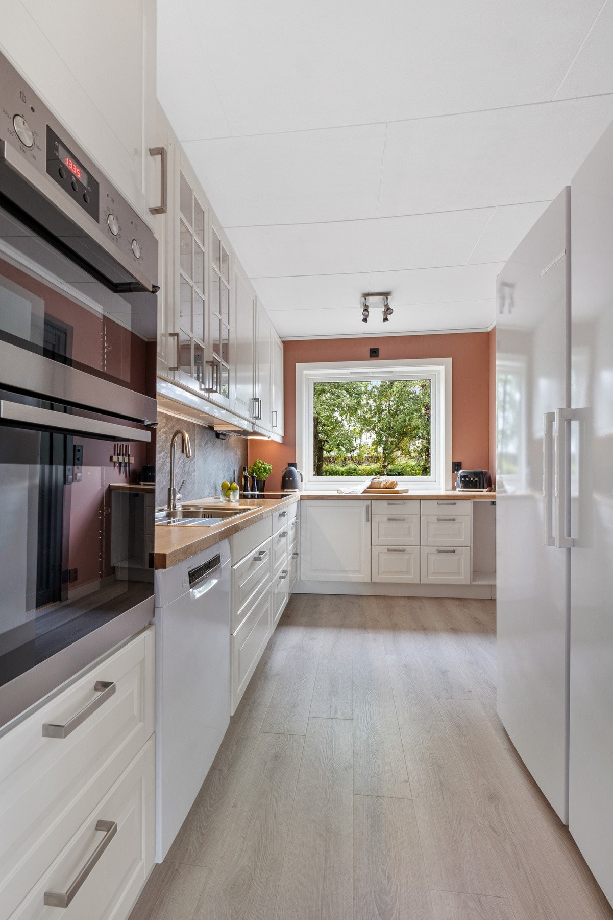 Kjøkkenet er fra Ikea (2015) og har integrert platetopp og 2 stekeovner. Frittstående kjøleskap og oppvaskmaskin kan også medfølge. Galleribilde