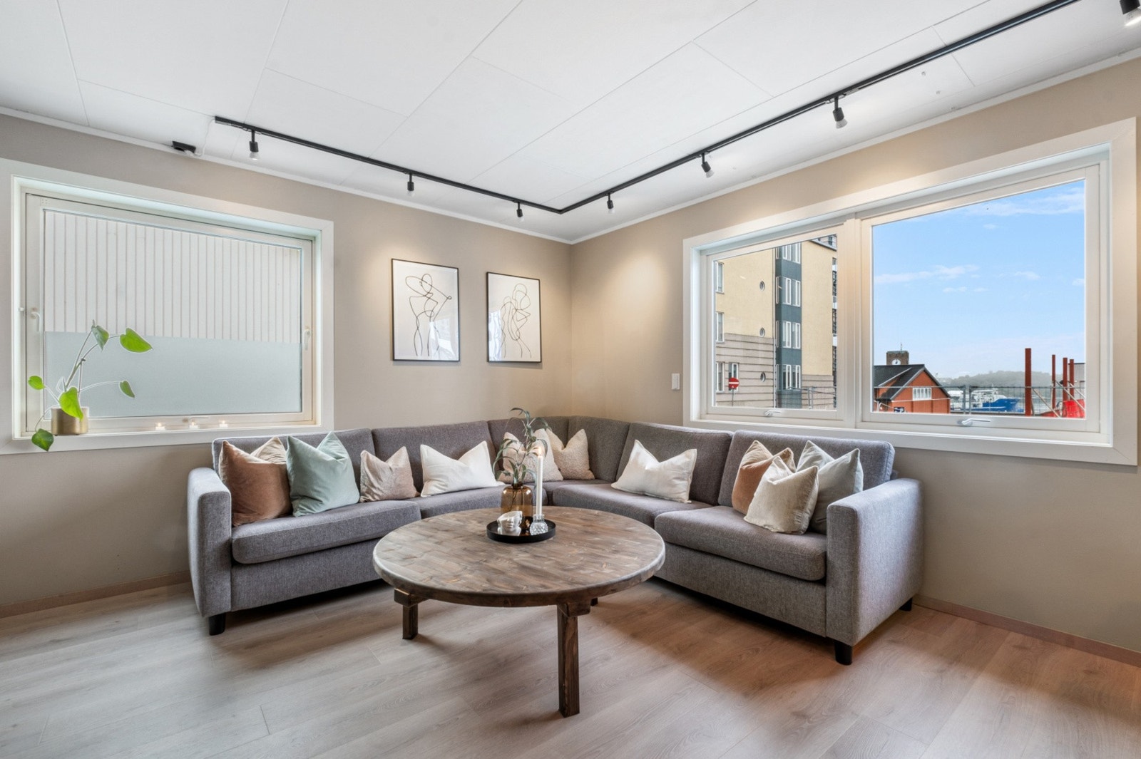 Store vindusflater gir godt med lysinnslipp i rommet. Spotskinner i tak. Galleribilde