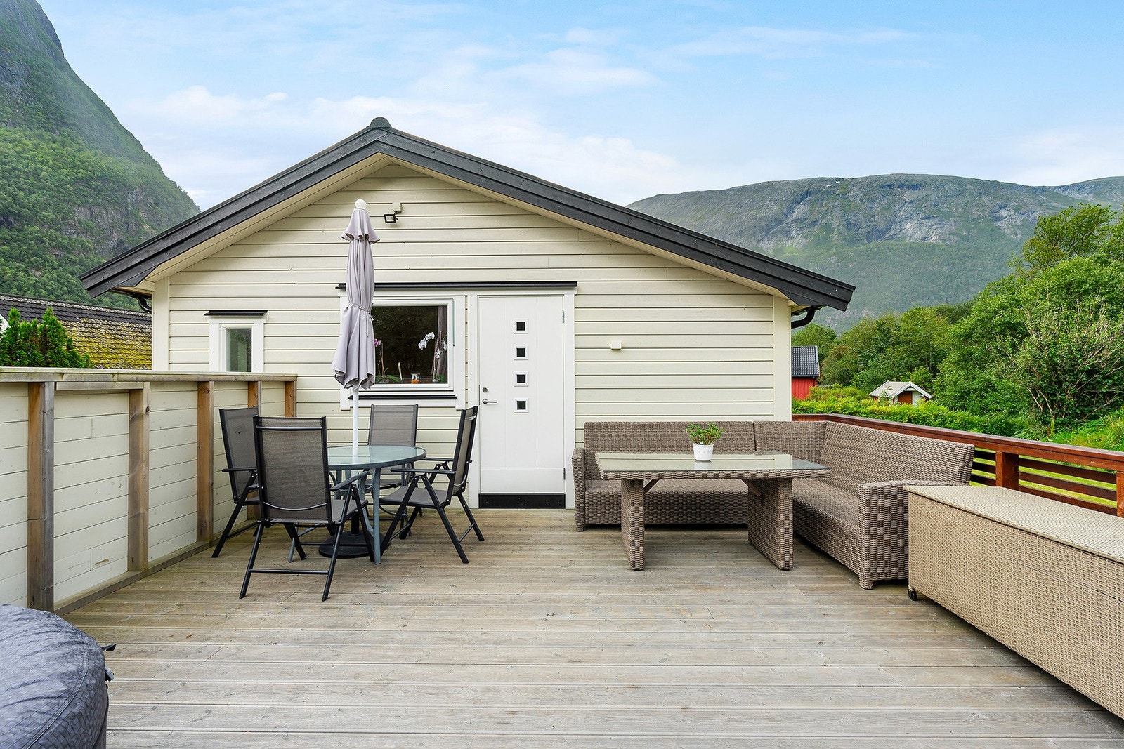 Uteområde - inngang til 1. etasje Galleribilde