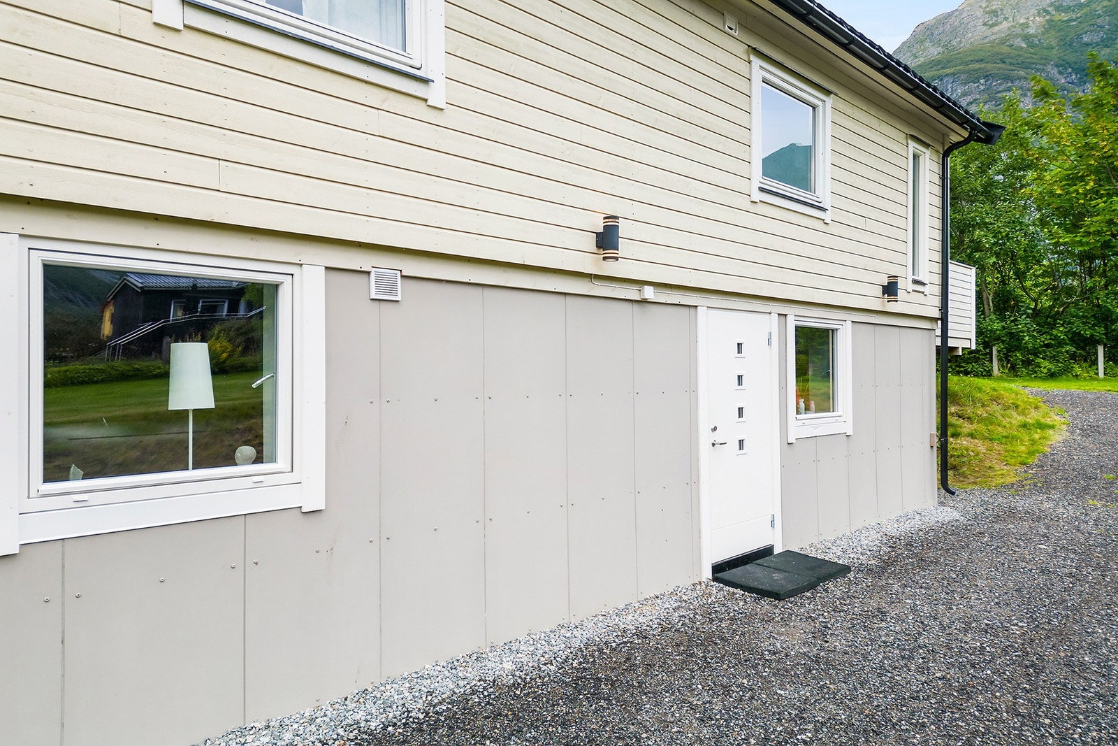 Fasade - inngang til underetasjen Galleribilde