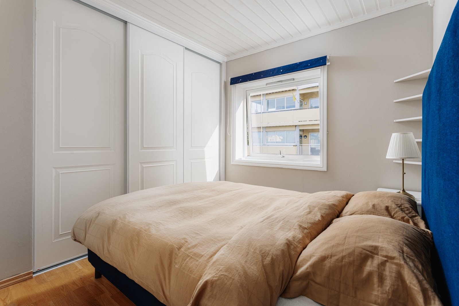 Hovedsoverommet er av god størrelse med mye skapplass Galleribilde