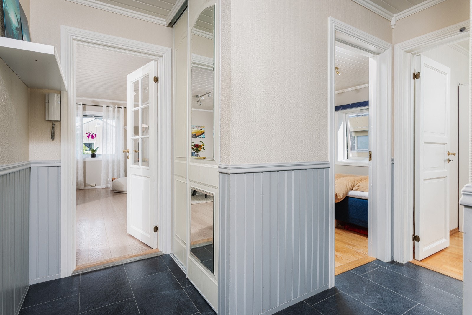 Gang med god plass for å henge fra seg klær - I tillegg til et praktisk garderobeskap Galleribilde