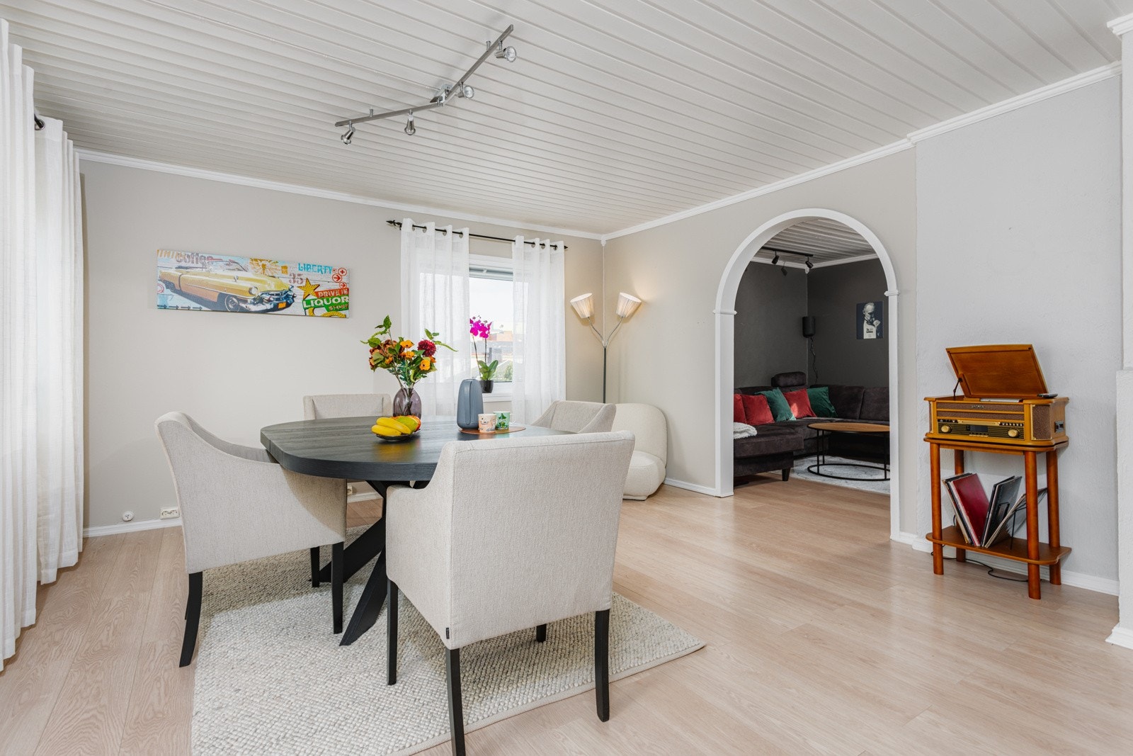 Stuen oppleves som lys og innbydende med et separat tv-stue Galleribilde