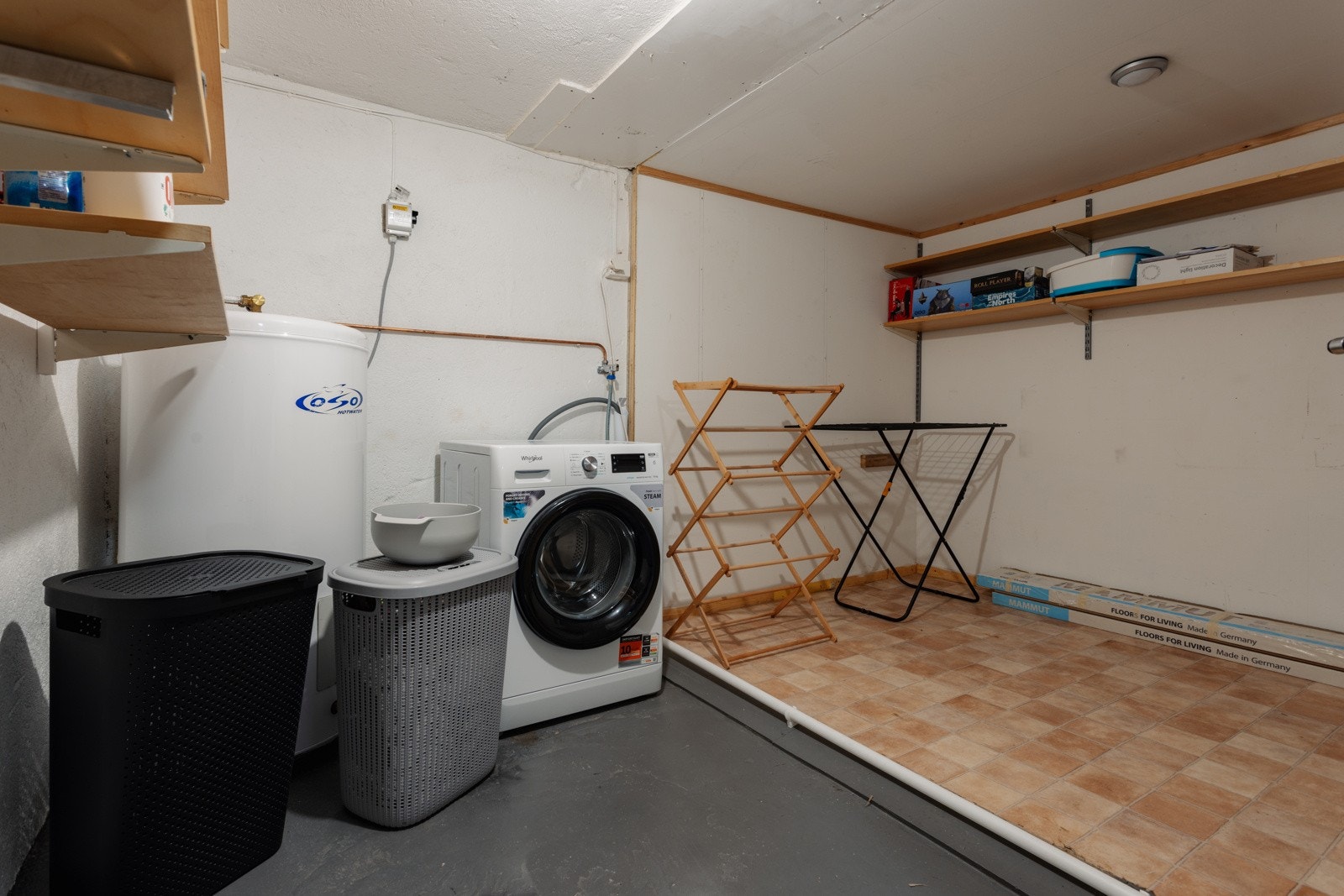 Leiligheten disponerer en romslig bod på 10m2 - rommet benyttes som vaskerom og har egen sluk og opplagt vann - Varmtvannnsberederen til leiligheten er også plassert her nede Galleribilde